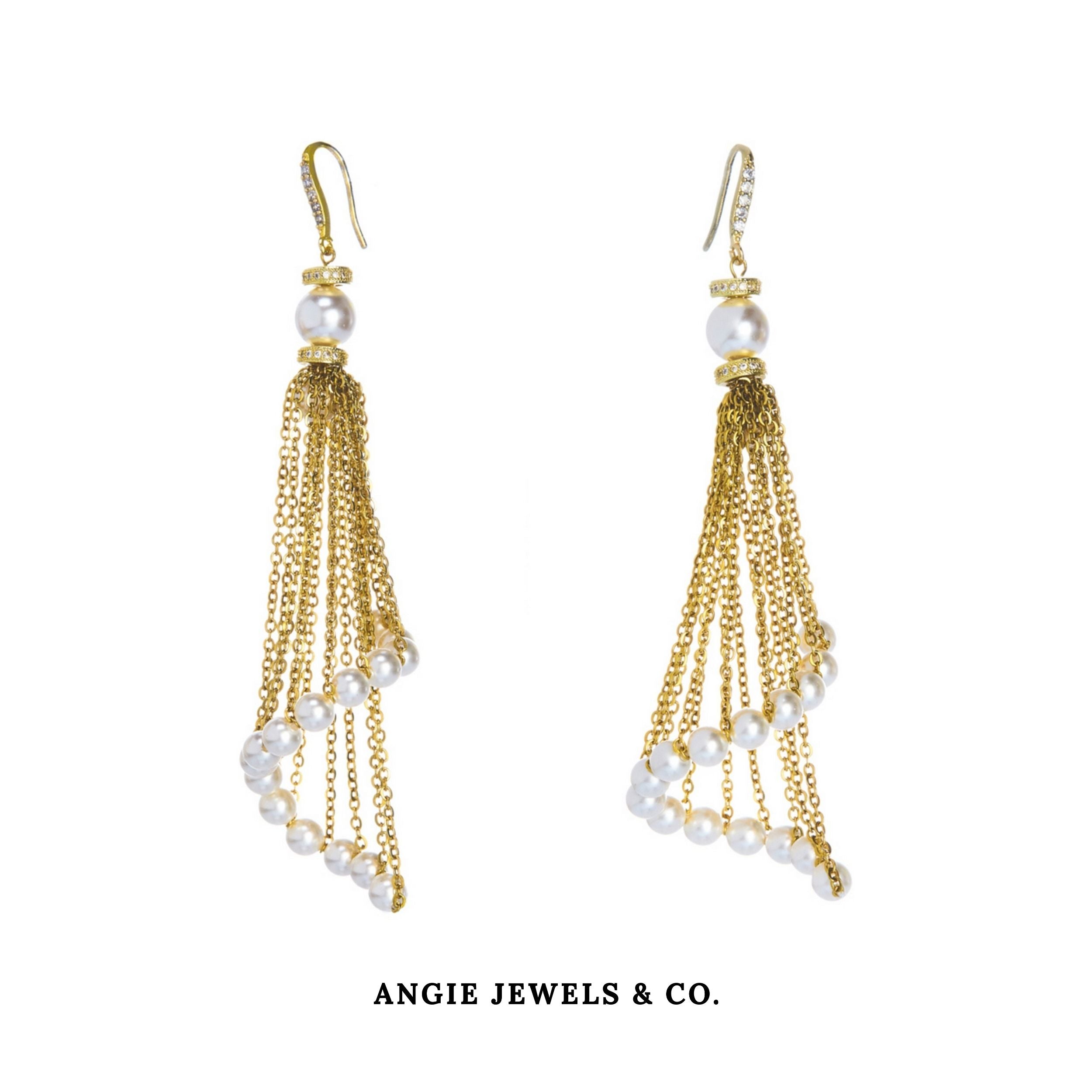 curtain chain dangle pearl

Dancing Queen Freshwater Pearl Earrings