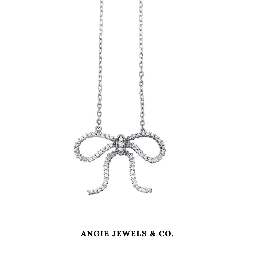 Q Ribbon Necklace