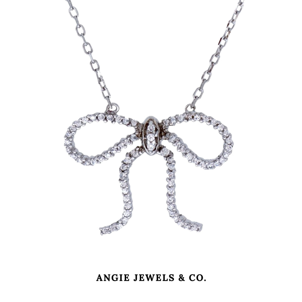 Q Ribbon Necklace