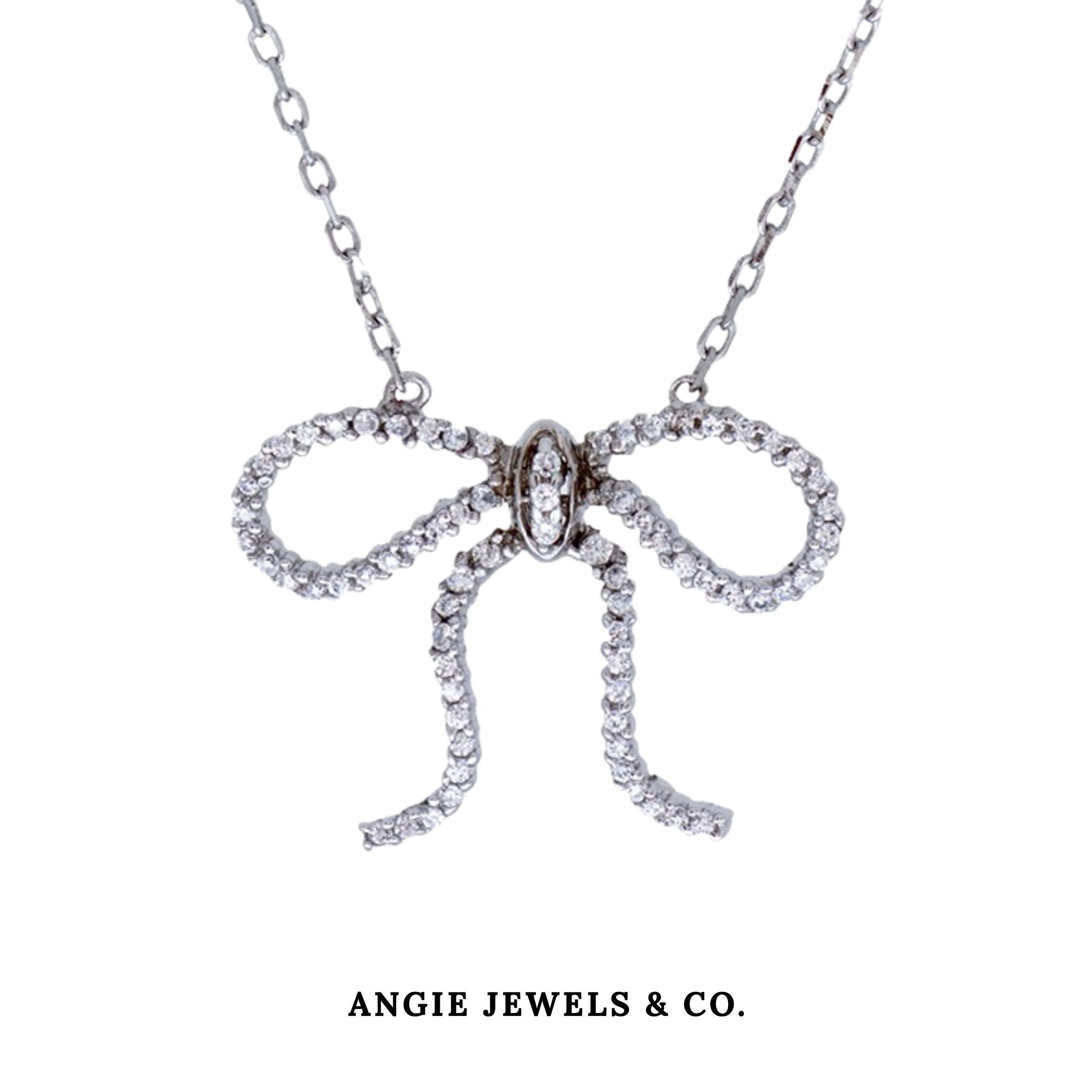 Q Ribbon Necklace